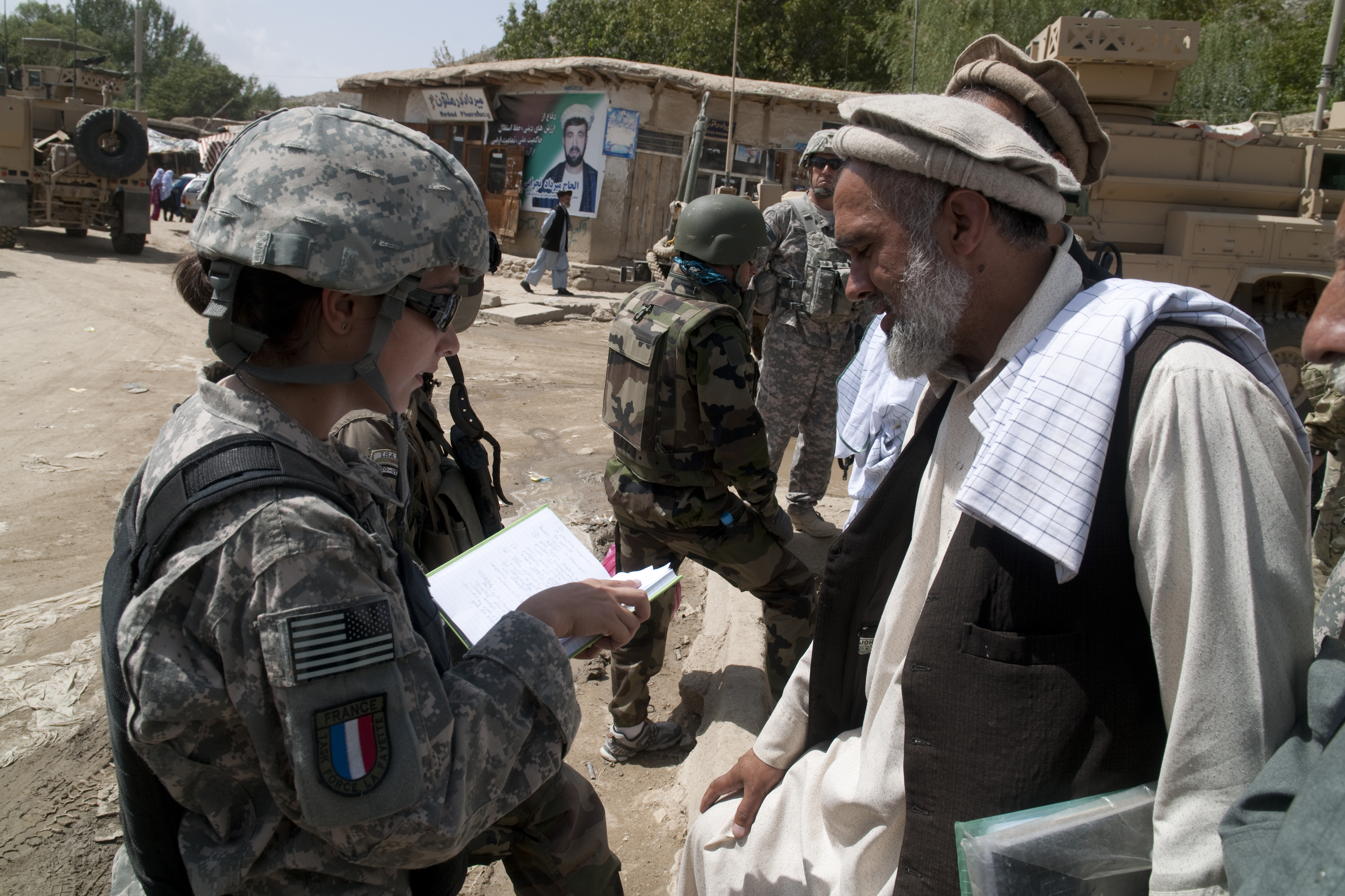 AfghanistanHTT/BazaarwMdGol.jpg
